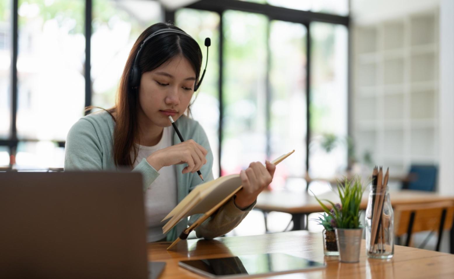 Spazio di meditazione sereno con atmosfera rilassante